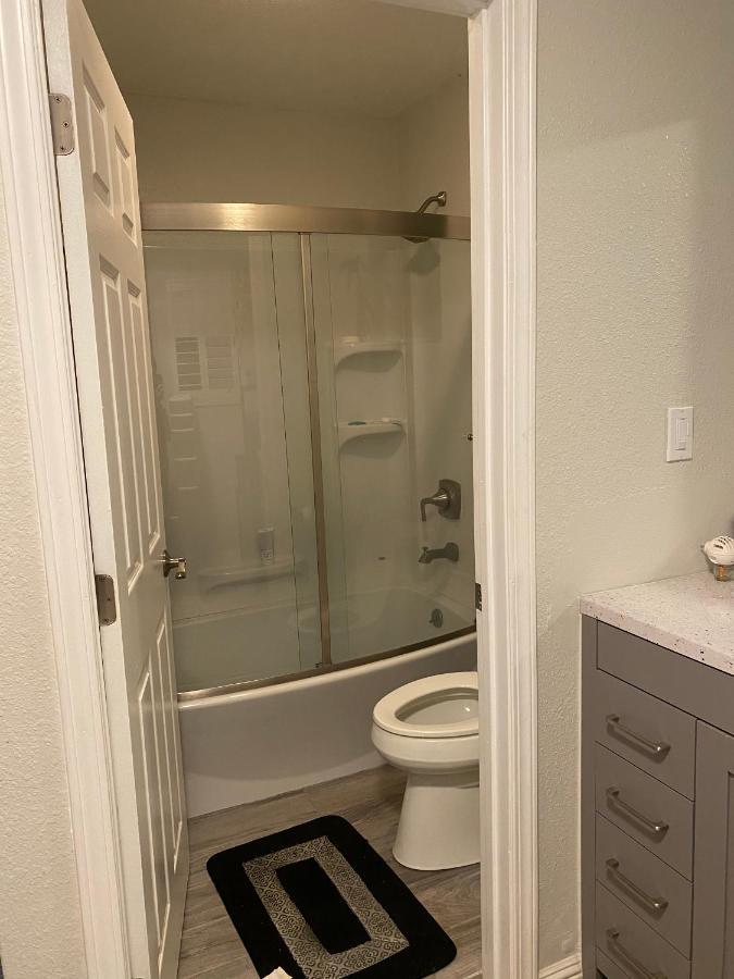 Private La Bedroom W Private Half-bathroom - Ac - Wifi - Private Fridge -smart Tv Accommodatie bij particulieren *