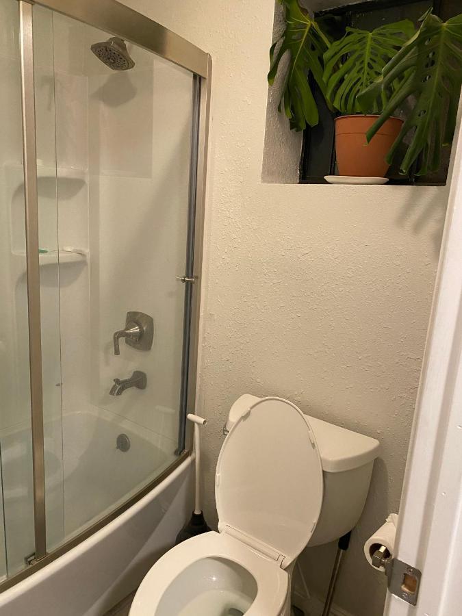 Private La Bedroom W Private Half-bathroom - Ac - Wifi - Private Fridge -smart Tv Accommodatie bij particulieren Los Angeles