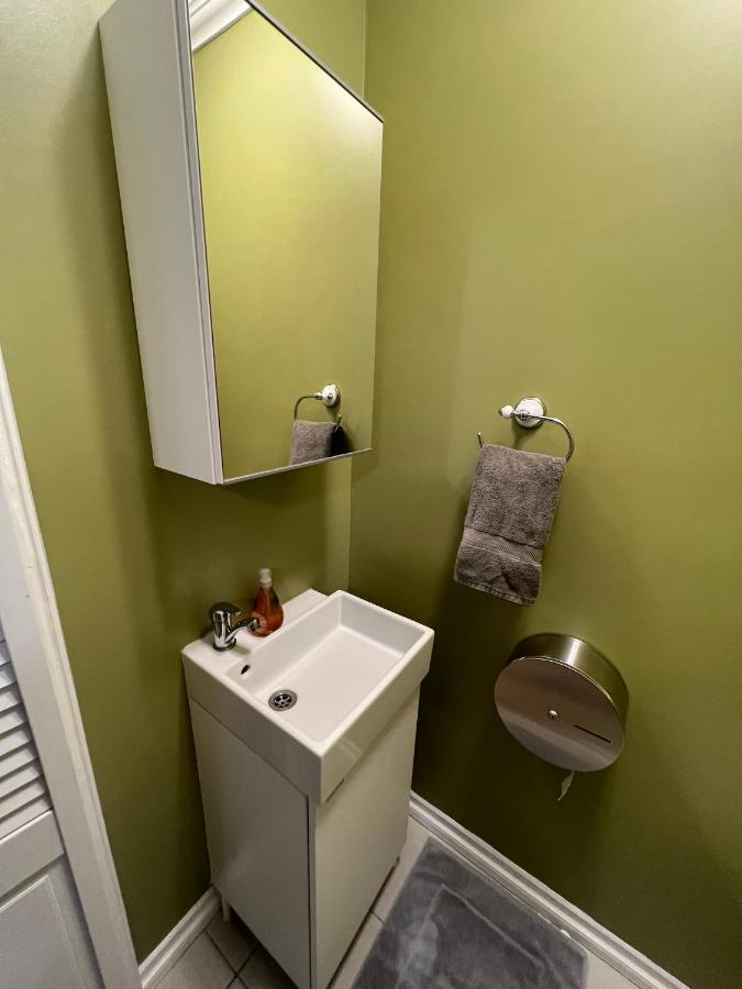 Accommodatie bij particulieren Private La Bedroom W Private Half-bathroom - Ac - Wifi - Private Fridge -smart Tv